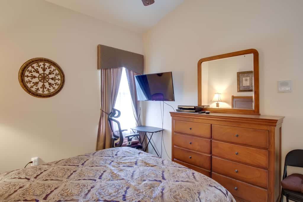 Sunny Villa w/ Lanai: 17 Mi to Disney!