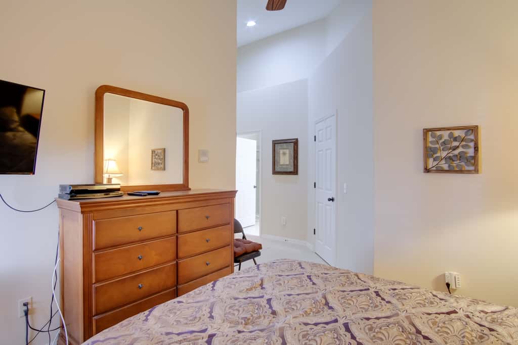 Sunny Villa w/ Lanai: 17 Mi to Disney!