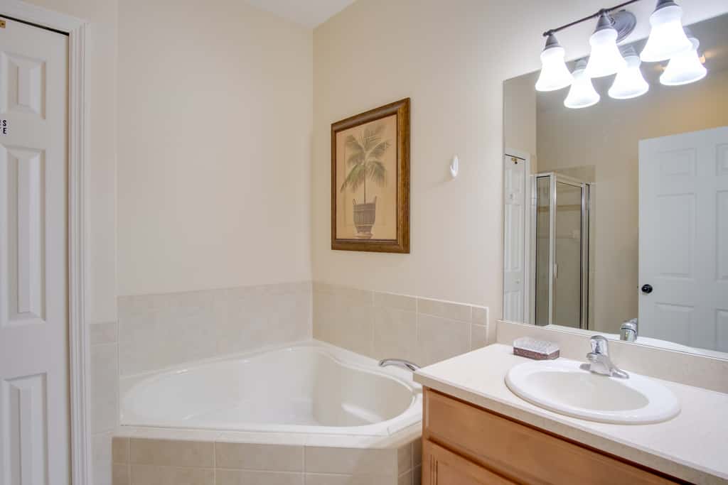 Sunny Villa w/ Lanai: 17 Mi to Disney!