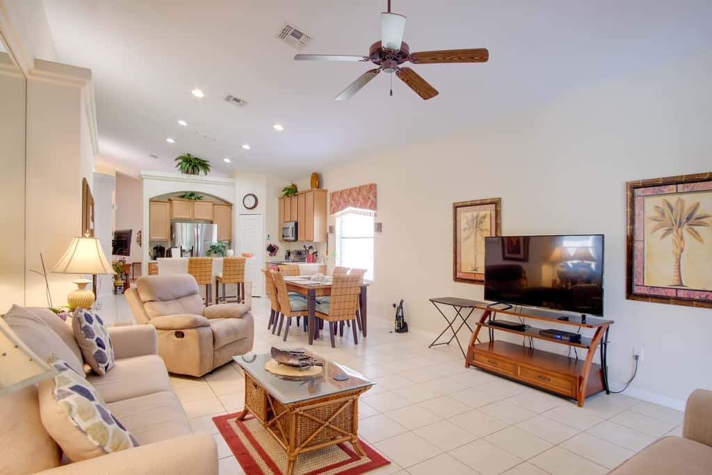 Sunny Villa w/ Lanai: 17 Mi to Disney!