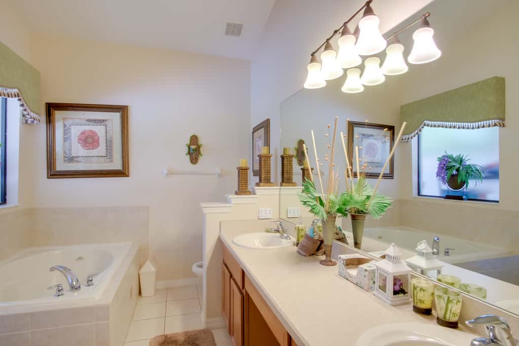 Sunny Villa w/ Lanai: 17 Mi to Disney!