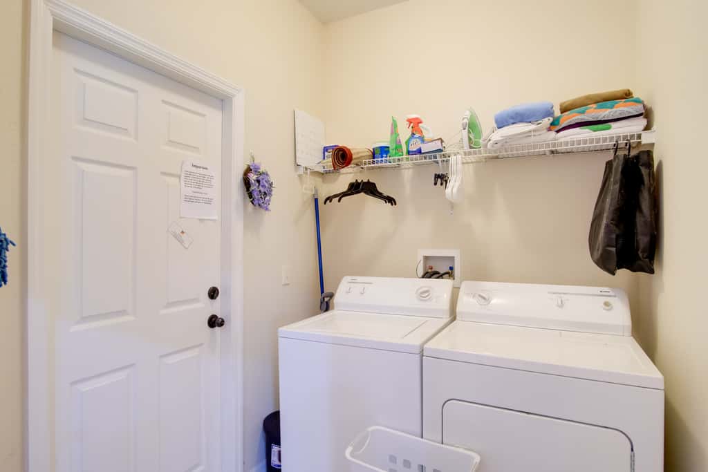 Sunny Villa w/ Lanai: 17 Mi to Disney!