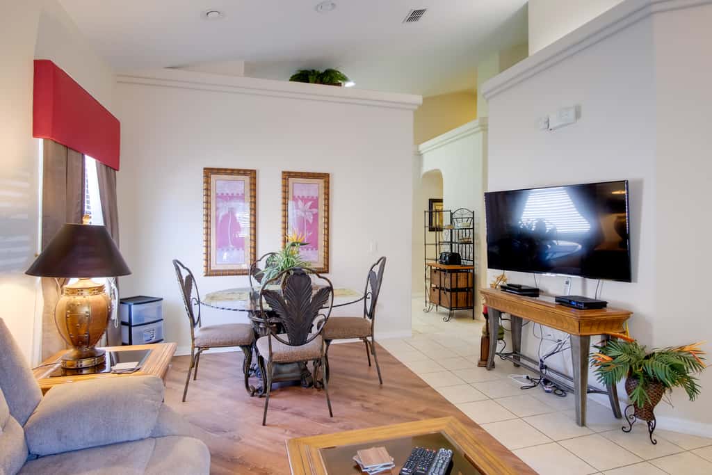 Sunny Villa w/ Lanai: 17 Mi to Disney!