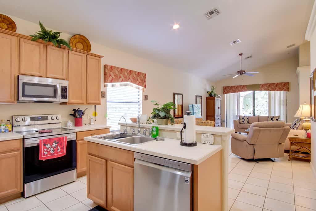 Sunny Villa w/ Lanai: 17 Mi to Disney!