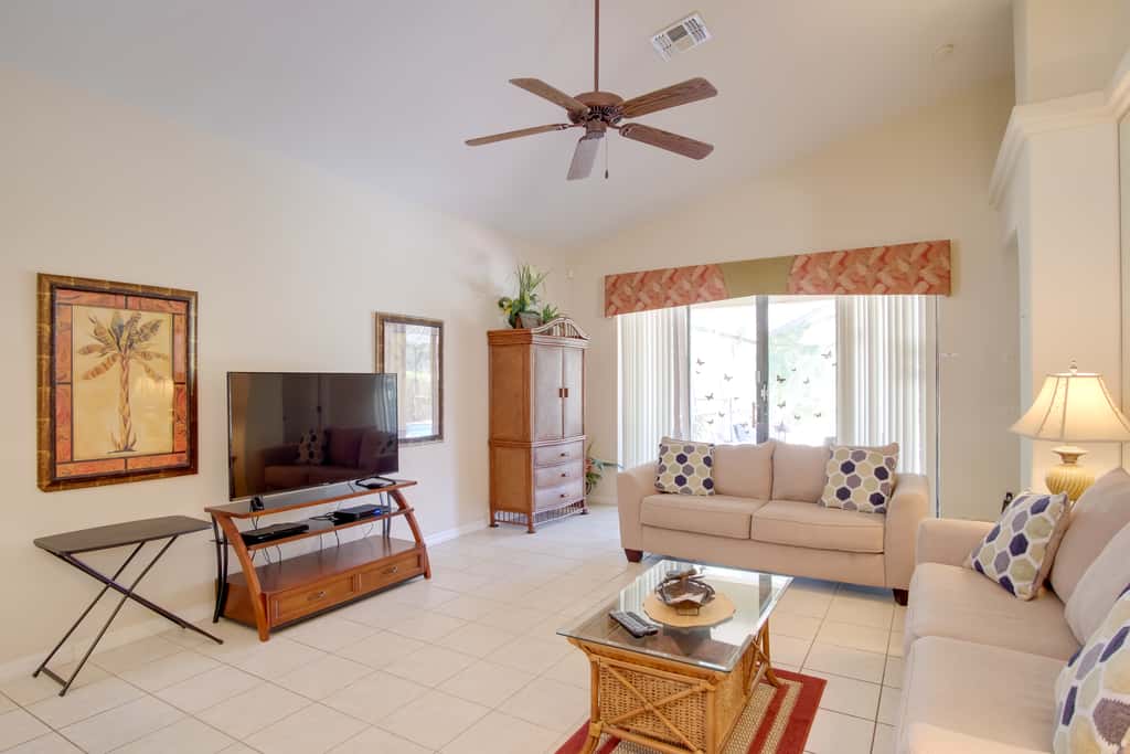 Sunny Villa w/ Lanai: 17 Mi to Disney!