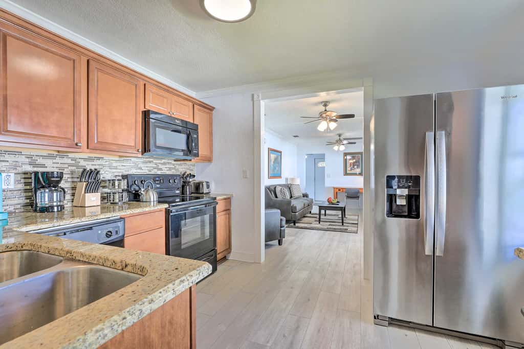 Pet-Friendly Mt Dora Home w/ Fire Pit & Patio