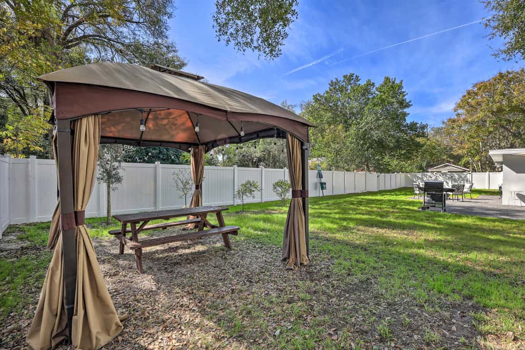 Pet-Friendly Mt Dora Home w/ Fire Pit & Patio