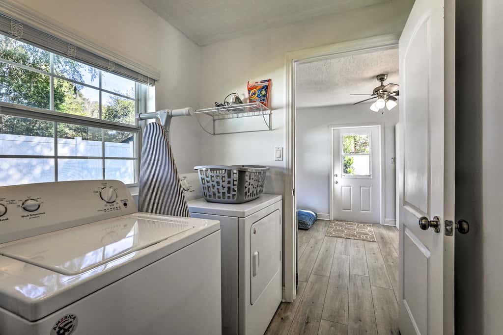 Pet-Friendly Mt Dora Home w/ Fire Pit & Patio