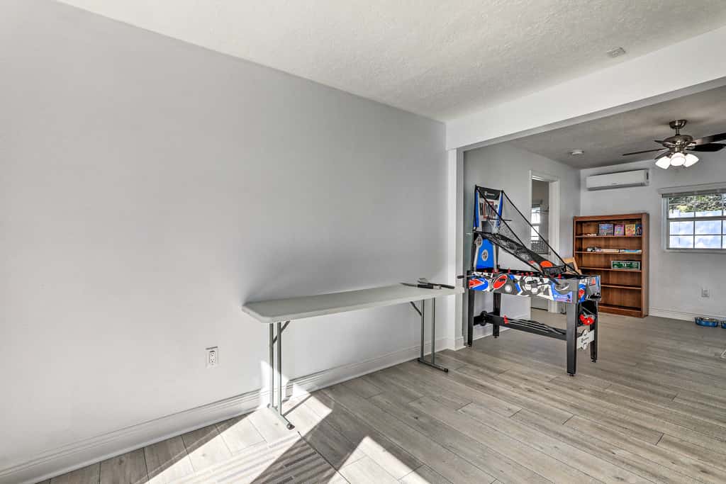 Pet-Friendly Mt Dora Home w/ Fire Pit & Patio