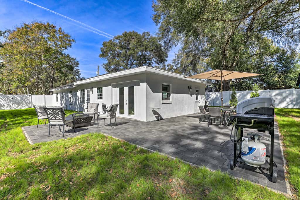 Pet-Friendly Mt Dora Home w/ Fire Pit & Patio