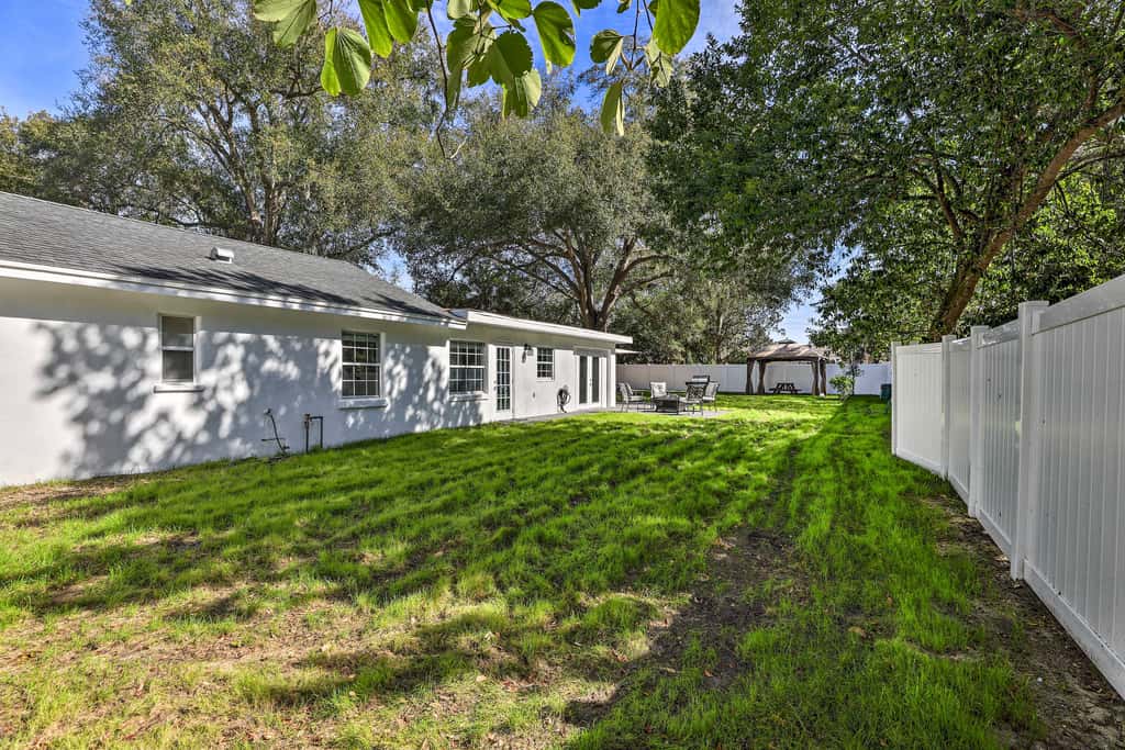 Pet-Friendly Mt Dora Home w/ Fire Pit & Patio