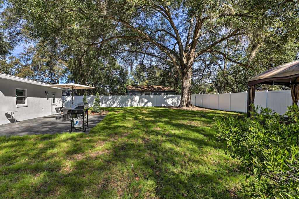 Pet-Friendly Mt Dora Home w/ Fire Pit & Patio