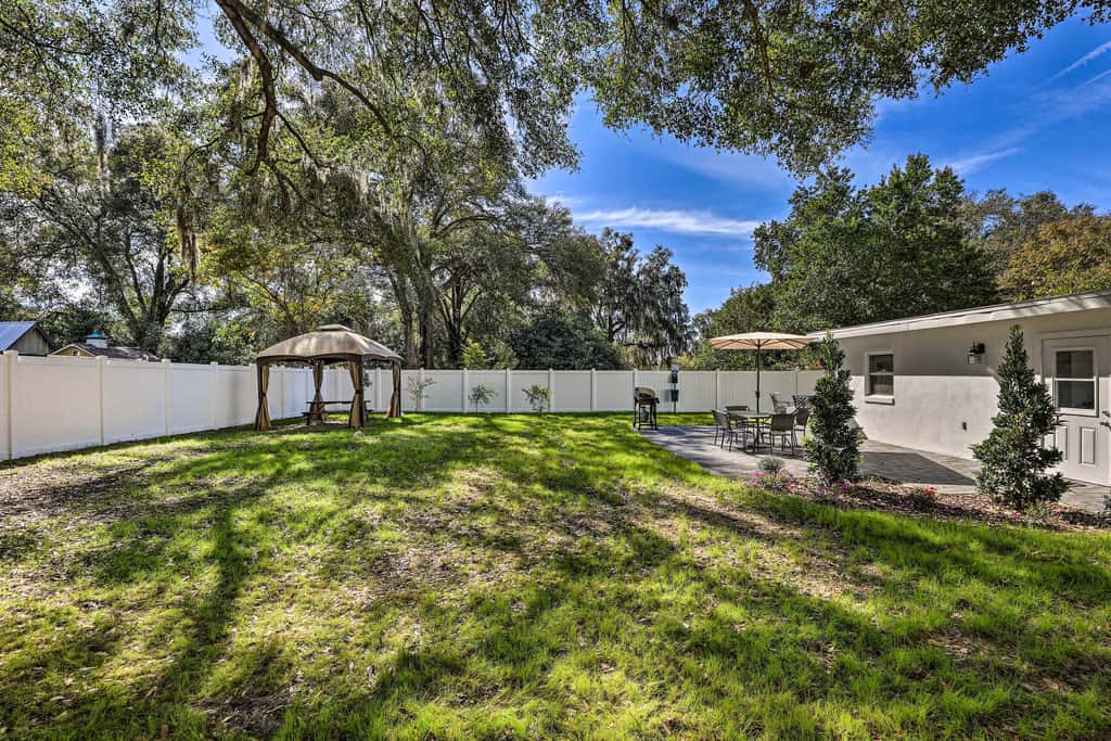 Pet-Friendly Mt Dora Home w/ Fire Pit & Patio