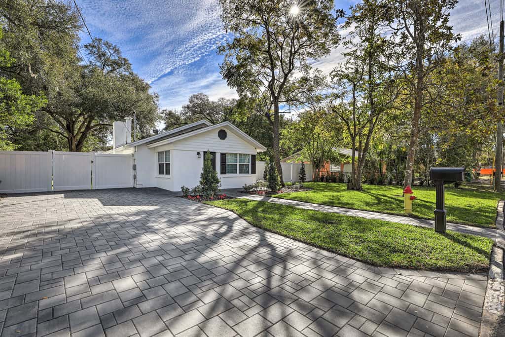 Pet-Friendly Mt Dora Home w/ Fire Pit & Patio