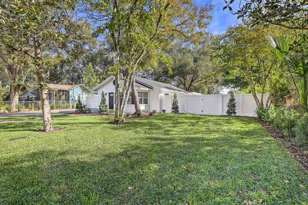 Pet-Friendly Mt Dora Home w/ Fire Pit & Patio