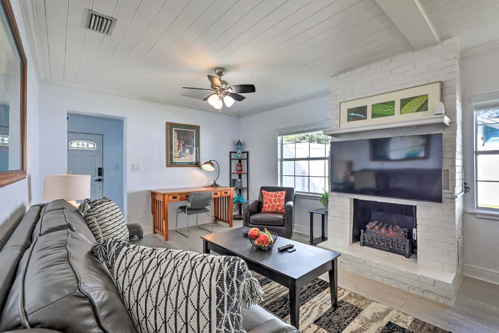 Pet-Friendly Mt Dora Home w/ Fire Pit & Patio