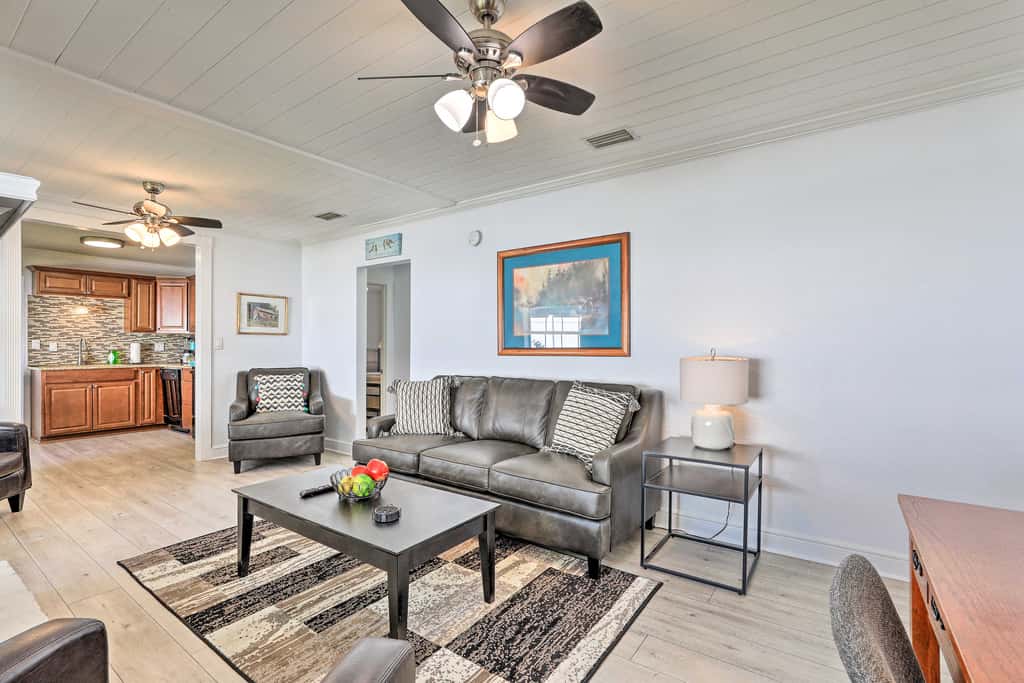 Pet-Friendly Mt Dora Home w/ Fire Pit & Patio
