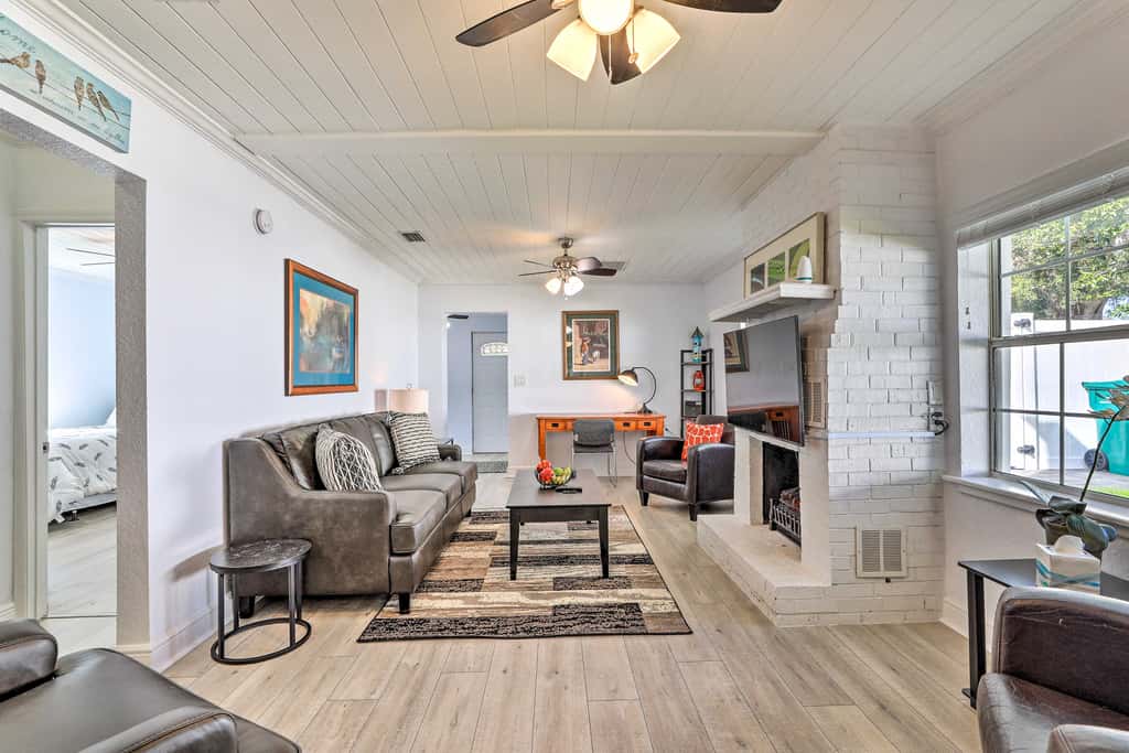Pet-Friendly Mt Dora Home w/ Fire Pit & Patio