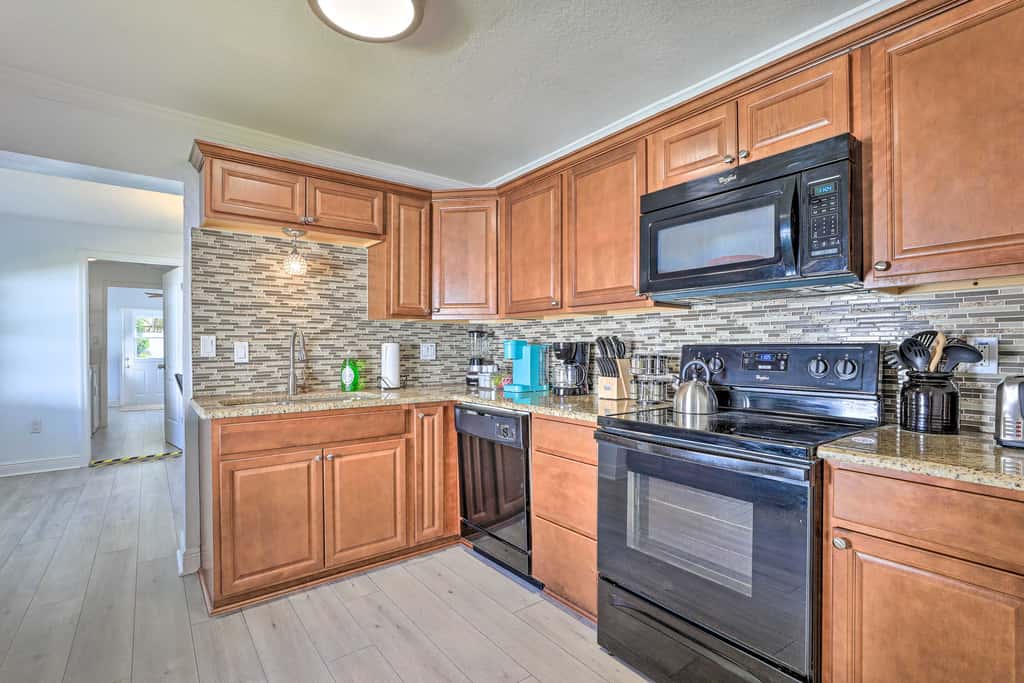 Pet-Friendly Mt Dora Home w/ Fire Pit & Patio