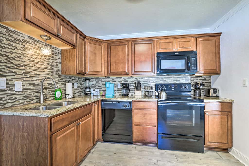 Pet-Friendly Mt Dora Home w/ Fire Pit & Patio