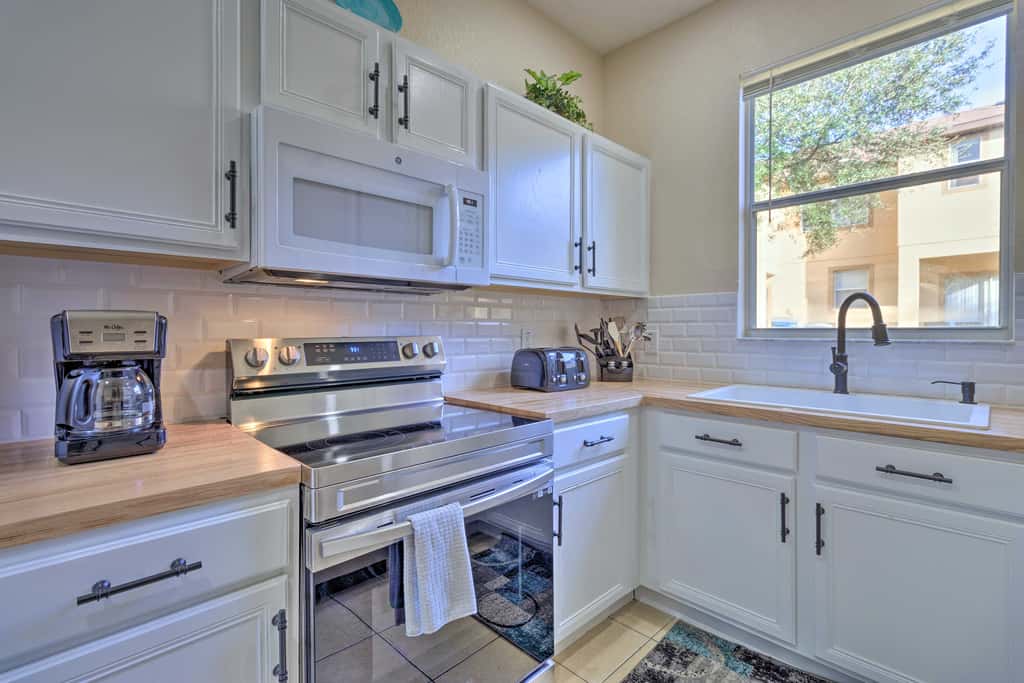 Townhome w/ Resort Amenities in Davenport!