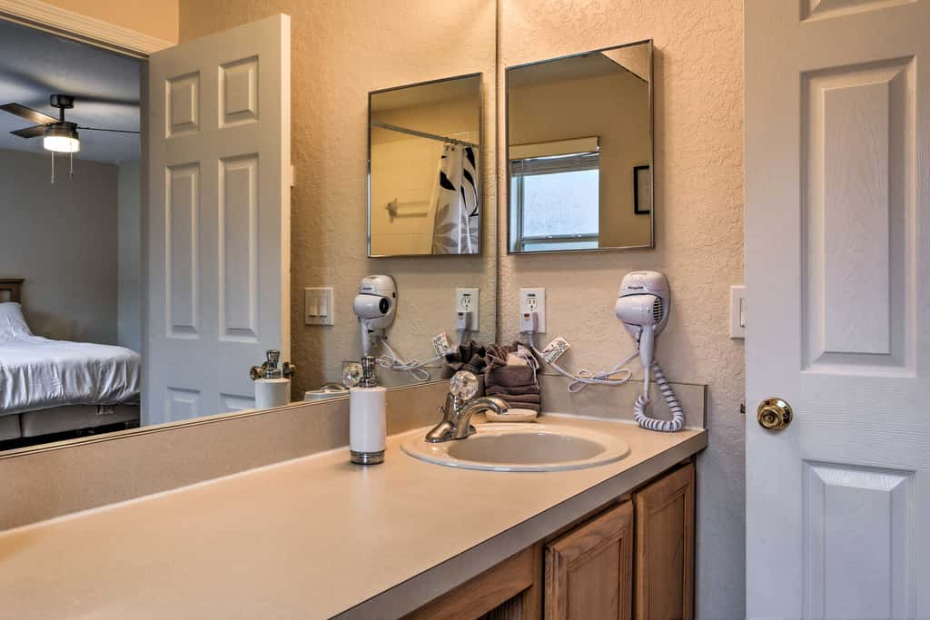 Townhome w/ Resort Amenities in Davenport!