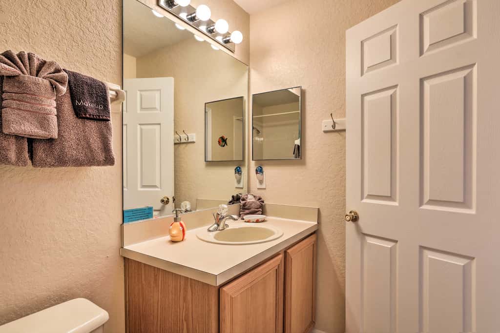 Townhome w/ Resort Amenities in Davenport!