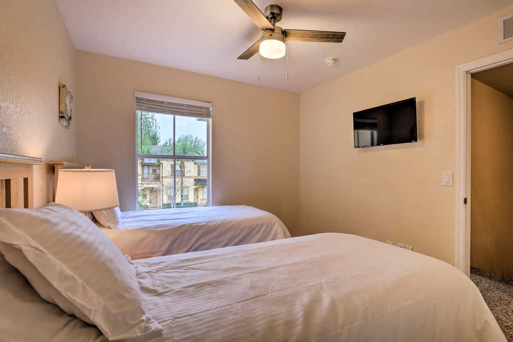Townhome w/ Resort Amenities in Davenport!