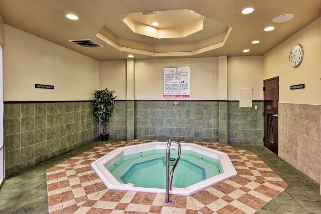 Townhome w/ Resort Amenities in Davenport!