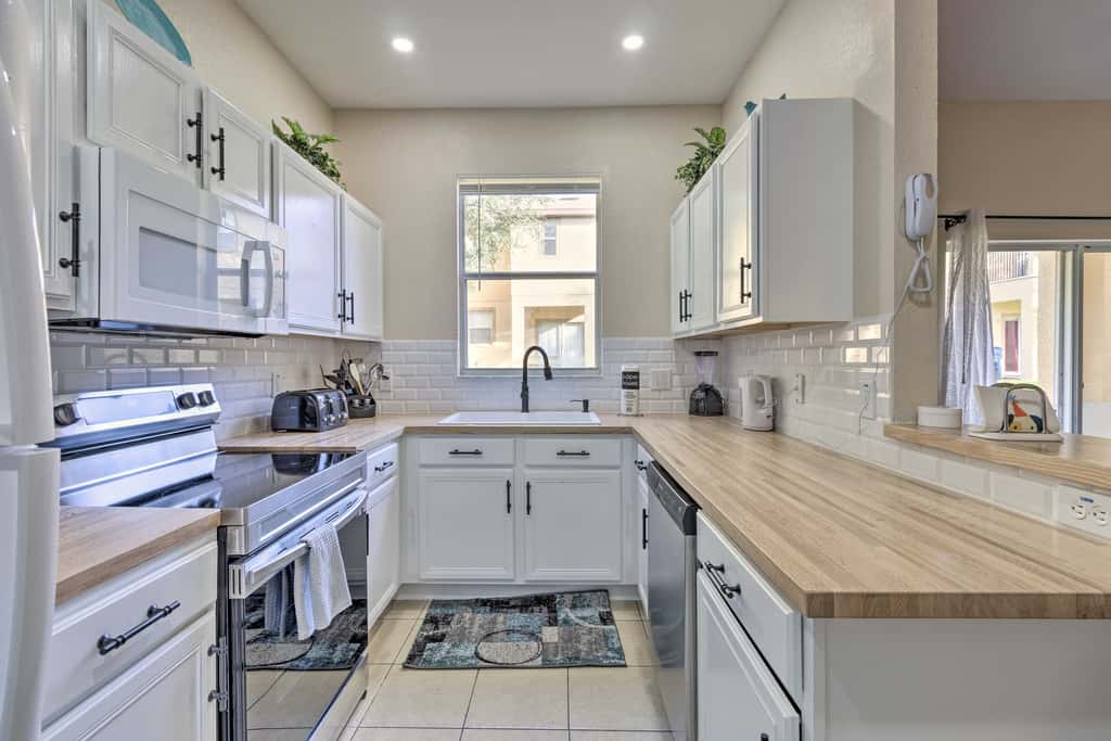 Townhome w/ Resort Amenities in Davenport!