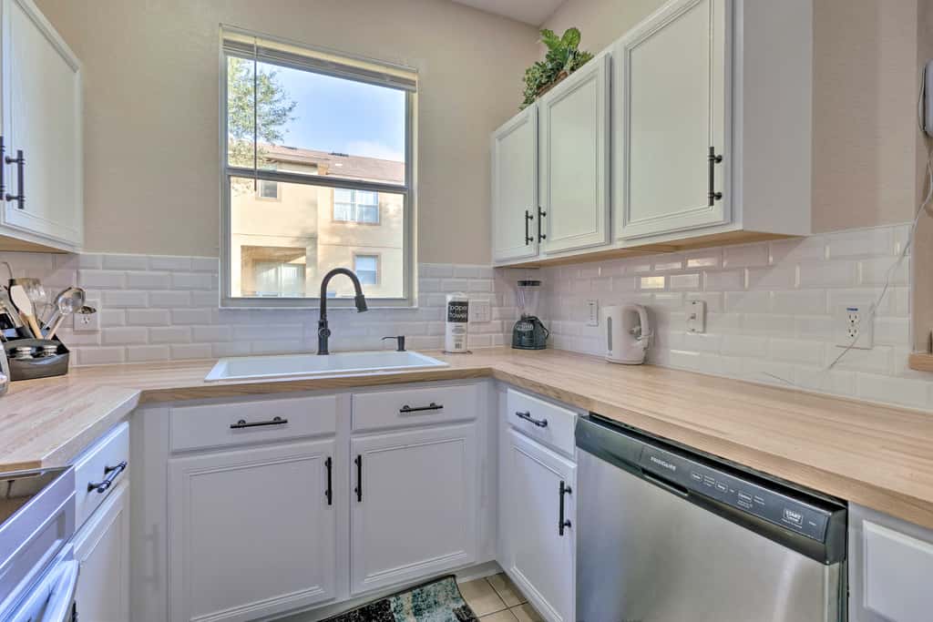 Townhome w/ Resort Amenities in Davenport!