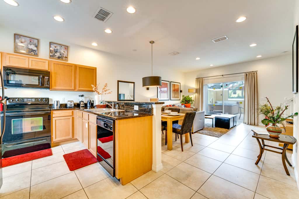 4 Mi to Disney World: Townhome w/ Hot Tub & Lanai!
