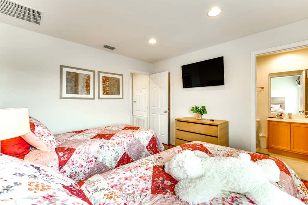 4 Mi to Disney World: Townhome w/ Hot Tub & Lanai!