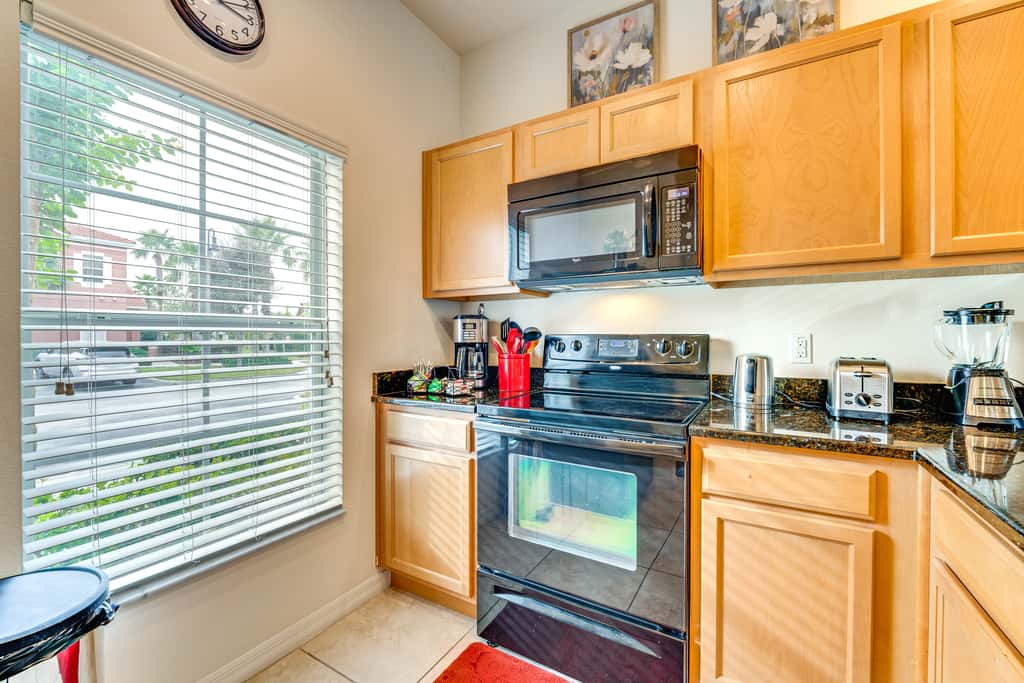 4 Mi to Disney World: Townhome w/ Hot Tub & Lanai!