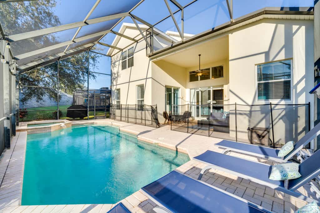 3 Mi to Disney: Family-Friendly Home!