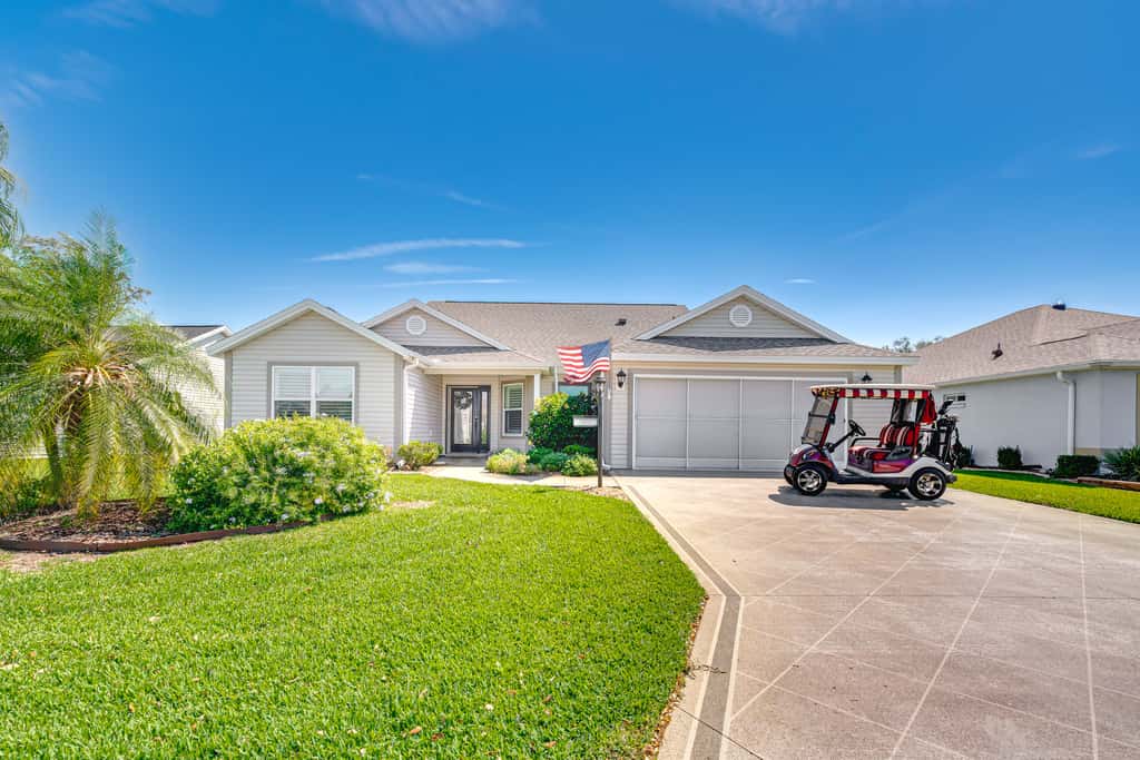 2 Mi to Lake Sumter Landing: Spacious Golf Retreat