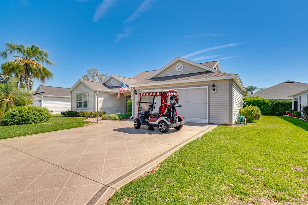 2 Mi to Lake Sumter Landing: Spacious Golf Retreat