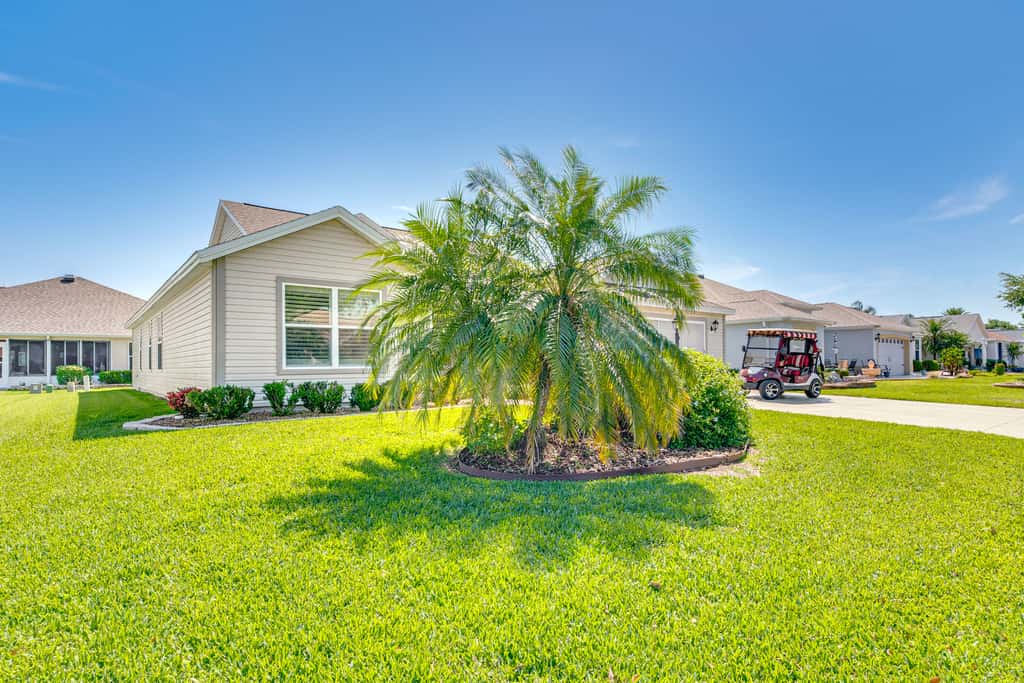 2 Mi to Lake Sumter Landing: Spacious Golf Retreat