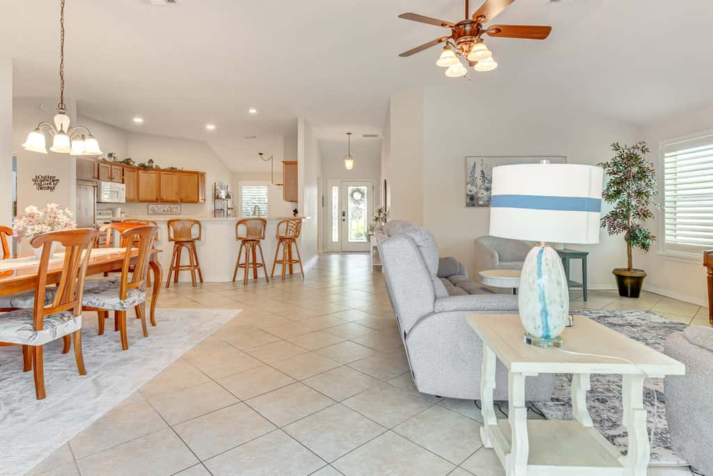 2 Mi to Lake Sumter Landing: Spacious Golf Retreat