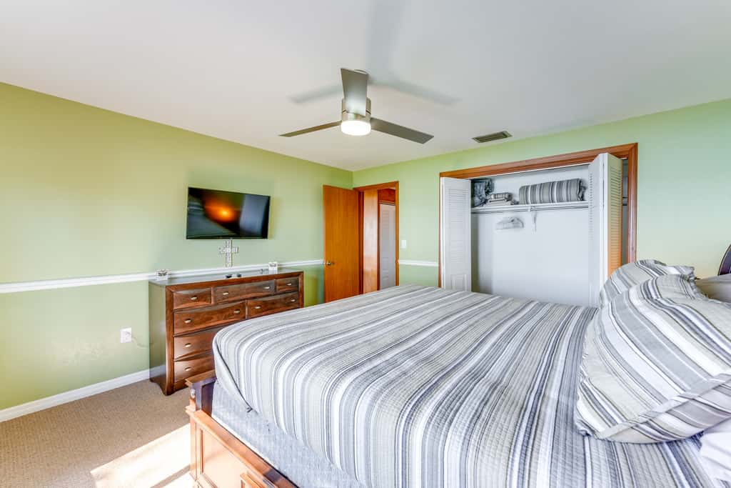 Dora Canal Views & Shared Dock: Apt in Tavares!