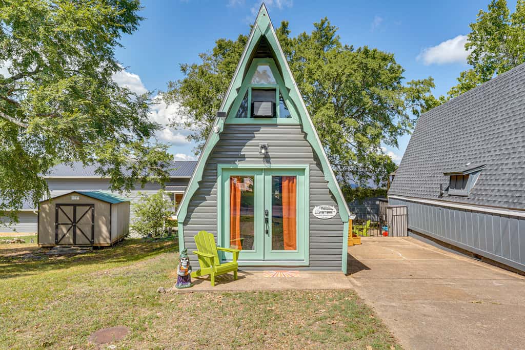 Cozy Cabin w/ Deck & Boat Launch Access in Lampe!