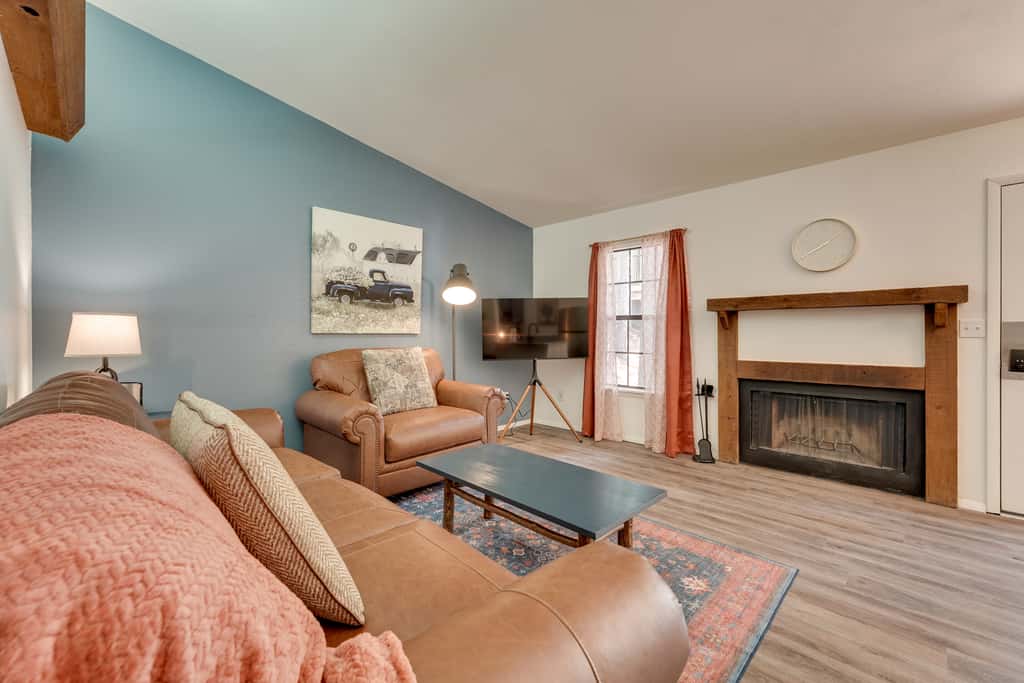 0.5 Mi to Table Rock Lake: Ozark Mountains Cabin