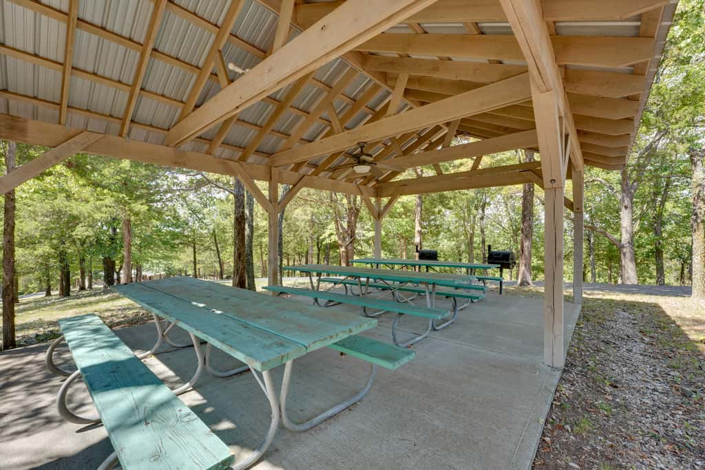 0.5 Mi to Table Rock Lake: Ozark Mountains Cabin