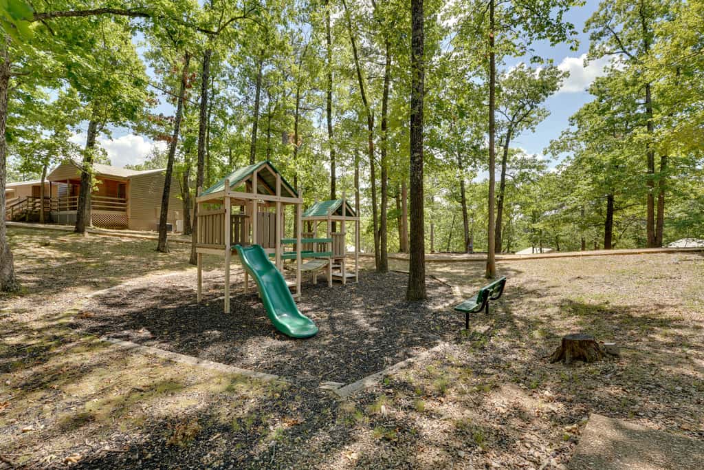 0.5 Mi to Table Rock Lake: Ozark Mountains Cabin