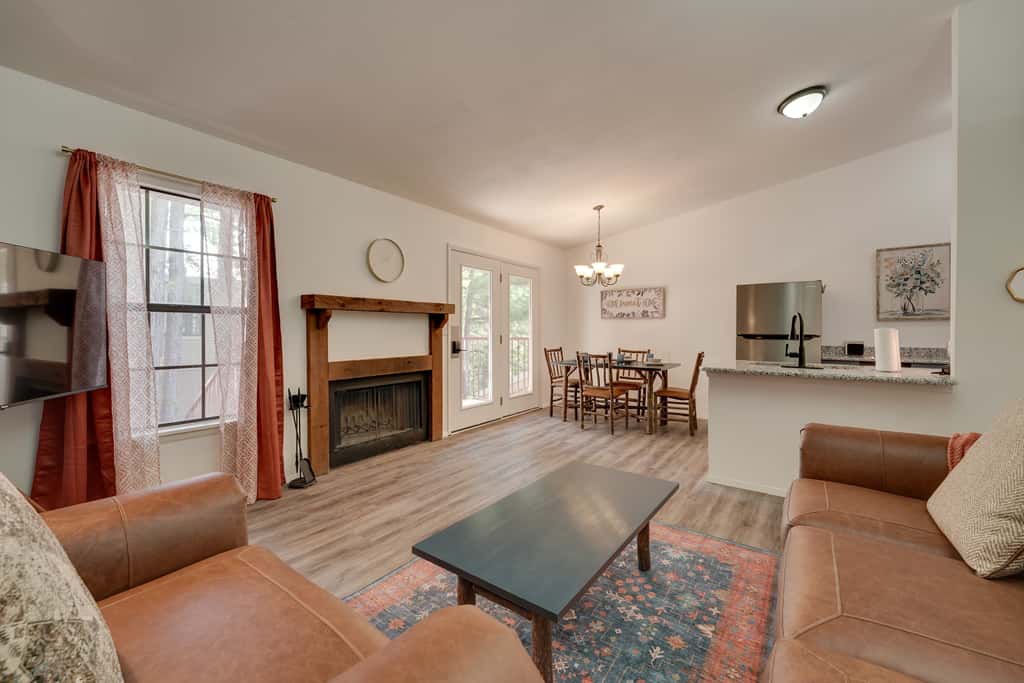 0.5 Mi to Table Rock Lake: Ozark Mountains Cabin