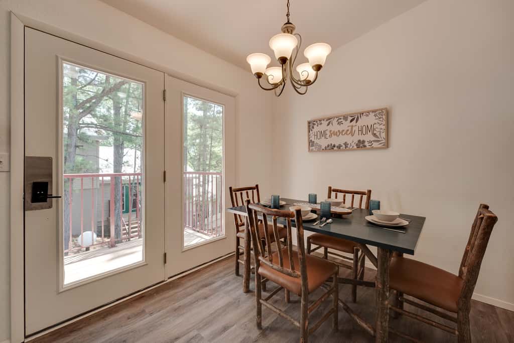 0.5 Mi to Table Rock Lake: Ozark Mountains Cabin