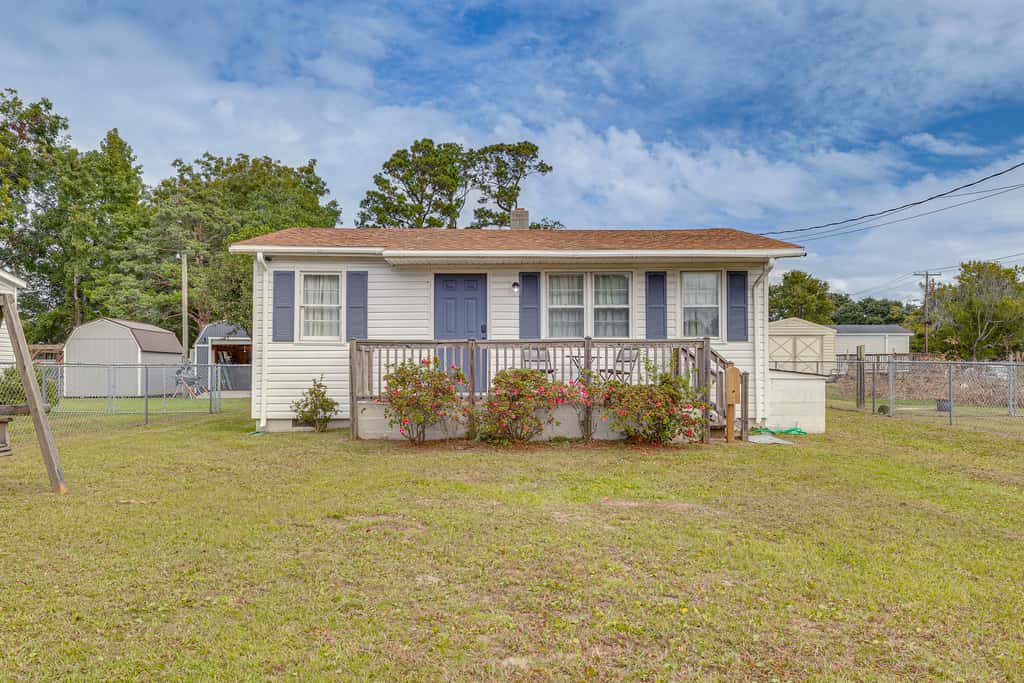 7 Mi to Beach & Ocean! Morehead City Home