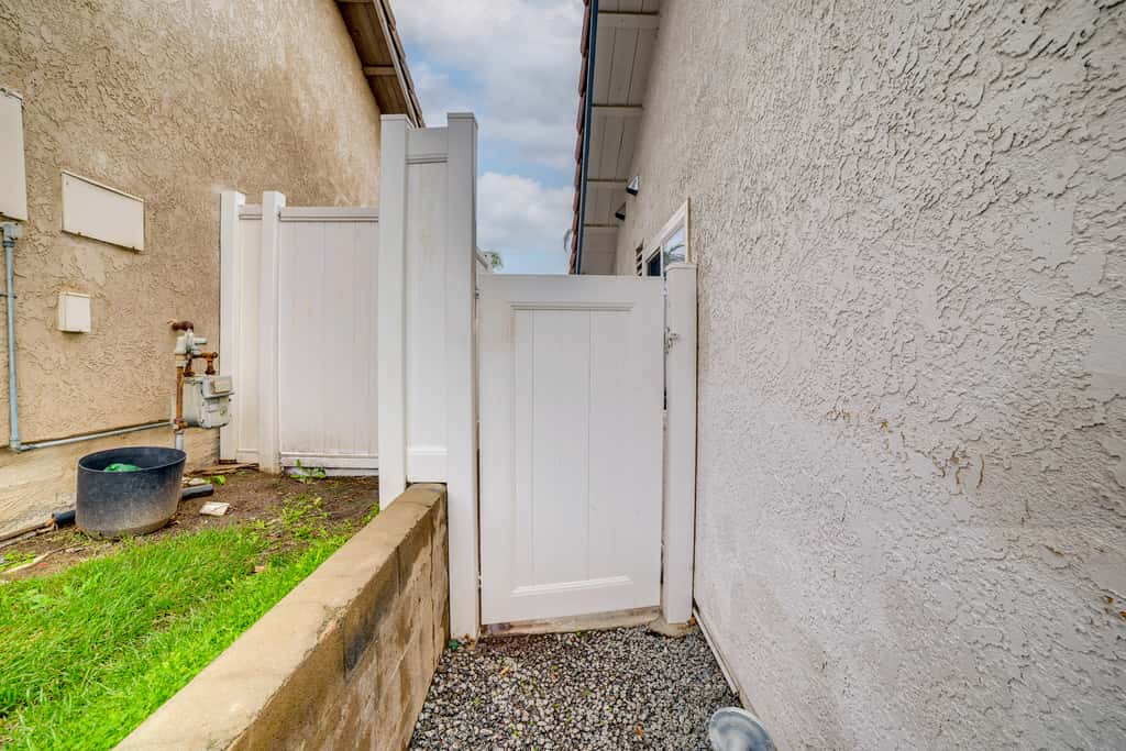 4 Mi to RUHS! Pet-Friendly Apt w/ Grill