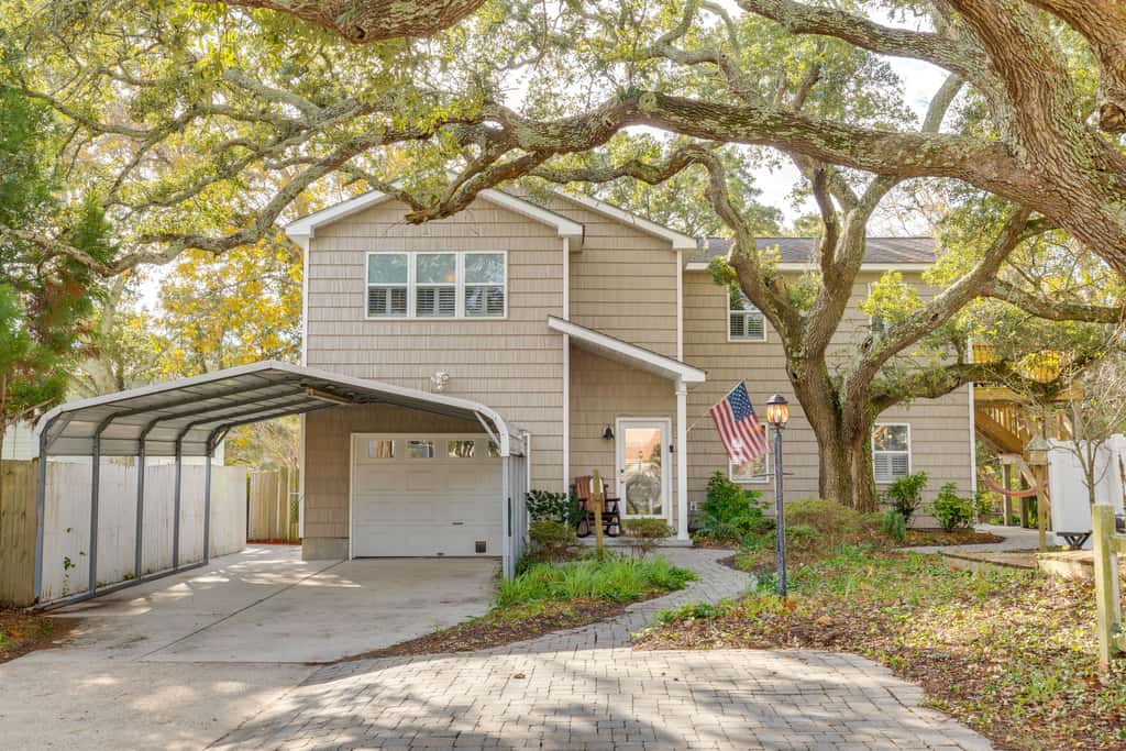 2 Mi to Atlantic Beach: Coastal Retreat w/ Deck