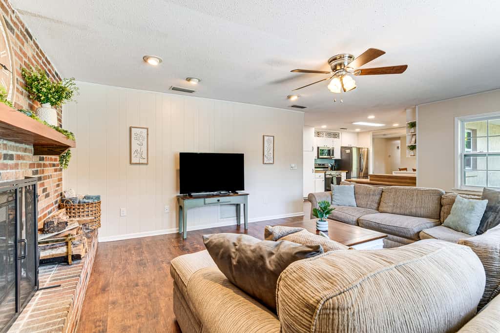 5 Mi to Silver Springs State Pk: Gem w/ Game Room!